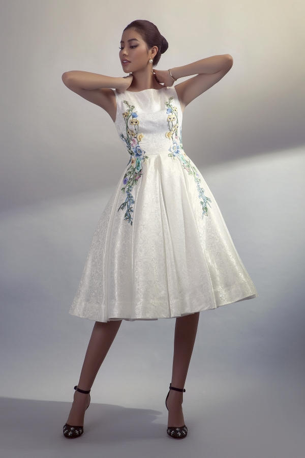 Hoa thêu 3D được sắp xếp đối xứng tạo chất cảm cao cấp và quý phái cho một thiết kế váy xòe khá đơn giản .