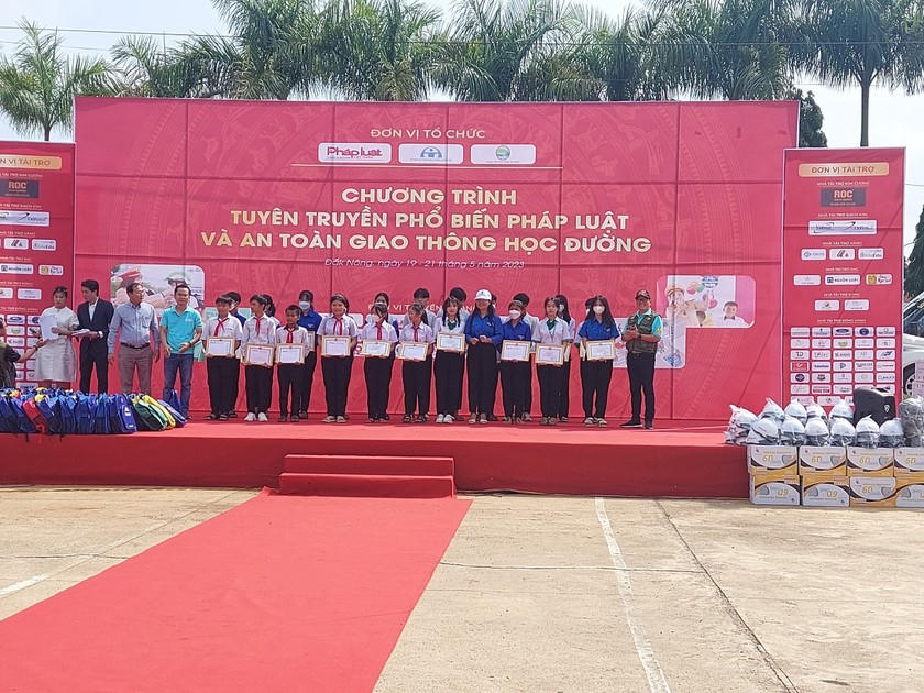 Tập thể, cá nhân nhận Giấy khen từ Ban tổ chức.