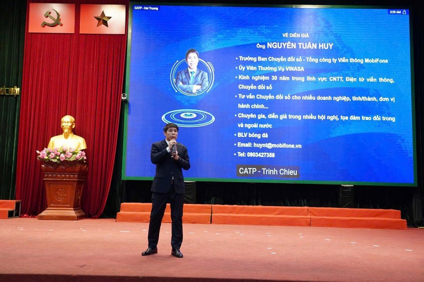 Ông Nguyễn Tuấn Huy – Trưởng Ban chuyển đổi số của Tổng công ty Mobifone trình bày những nội dung về chuyển đổi số, công nghệ trí tuệ nhân tạo AI.