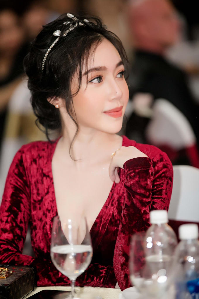 Diện trang phục k&iacute;n đ&aacute;o, Elly Trần vẫn khoe kh&eacute;o số đo gợi cảm