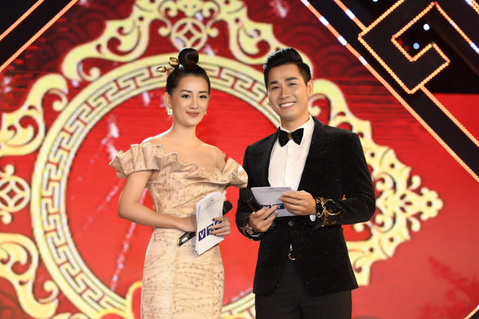 Nguyên Khang – Quỳnh Chi, người Nam người Bắc, là cặp dẫn chương trình rất đẹp đôi và ăn ý trên sân khấu. Khi dẫn chương trình, Nguyên Khang chủ động dìu Quỳnh Chi vì cô mặc váy dạ hội lộng lẫy có tà dài.