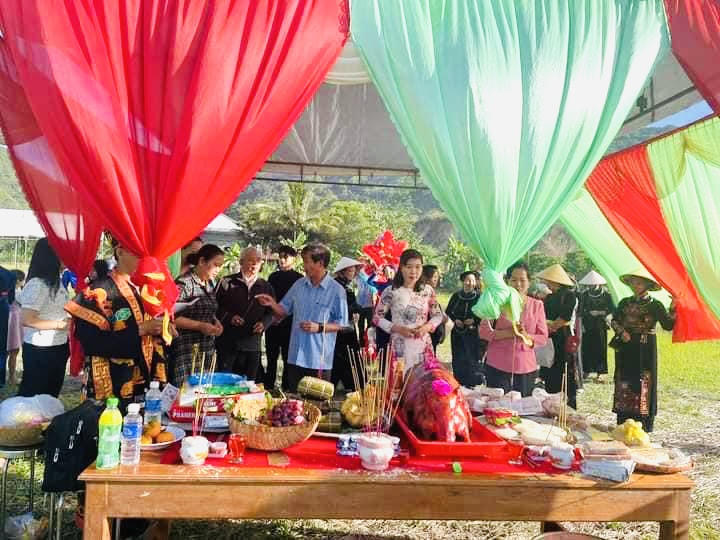 Các mâm Tồng là các sản vật của địa phương để dâng tạ ơn các vị thần đã phù hộ cho nhân dân địa phương có cuộc sống ấm no, hạnh phúc. Sau đó, Thầy cả (người cúng chính của buổi lễ) và các thầy giúp việc làm lễ đặt mâm Tồng, tạ ơn trời đất, cầu sự ấm no, hạnh phúc cho mọi nhà.