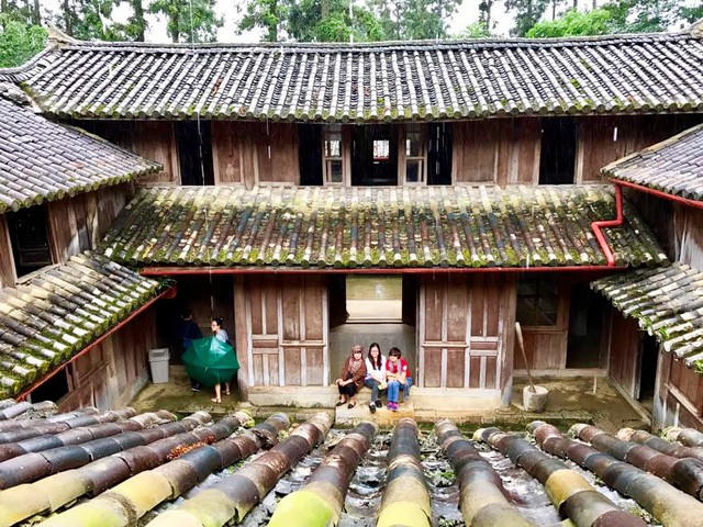 Khu dinh thự của Vua Mèo được xây dựng giữa cánh đồng Sà Phìn trên một quả đồi hình lưng con rùa (Ảnh: Hoàng Ngọc)