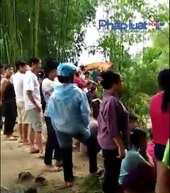 Hàng trăm người dân hiếu kỳ đổ về khu vực hang Bó Ngoạng. (Ảnh: Bạn đọc)