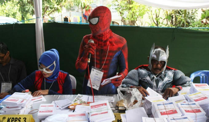 Các quan chức phụ trách bầu cử Indonesia đã áp dụng nhiều cách sáng tạo để thu hút các cử tri nước này đi bỏ phiếu, kể cả nhờ cậy tới sự xuất hiện của ma cà rồng và các siêu nhân. Ảnh: Xinhua.