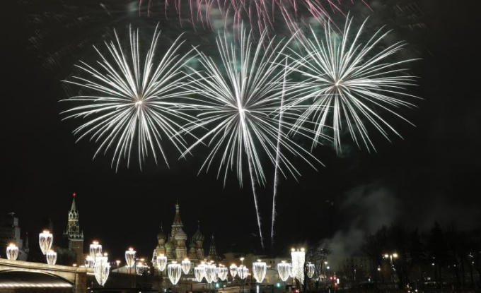 Pháo hoa trên bầu trời điện Kremlin và nhà thờ Thánh Basil ở thủ đô Moscow, Nga