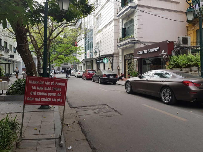 Ngang nhiên đỗ xe trước biển cấm.
