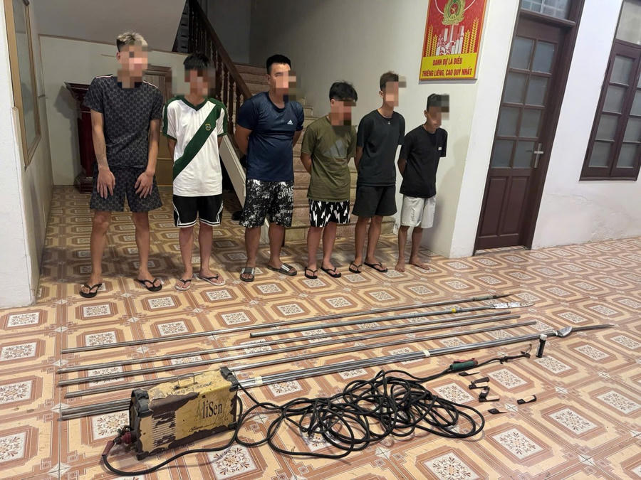 Nhóm đối tượng gây rối trật tự công cộng tại phường Hải Dương cùng tang vật vụ án.