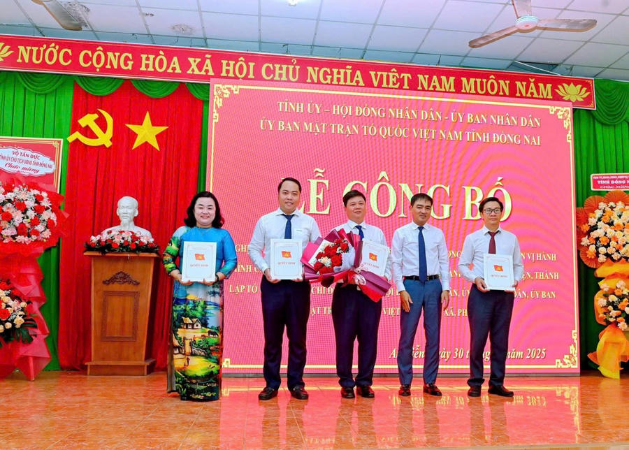 Ra mắt HĐND xã cùng Ban Kinh tế - Ngân sách và Ban Văn hóa - Xã hội.