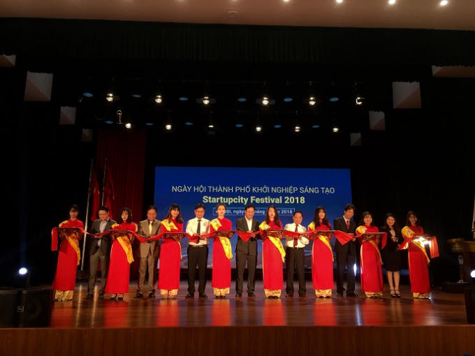 Các Đại biểu tiến hành cắt băng khai mạc ngày hội.