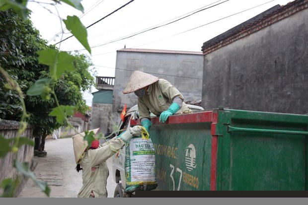 Công tác thu gom rác bằng xe cơ giới tại huyện Phú Xuyên, thành phố Hà Nội. (Ảnh: P.V/Vietnam+).