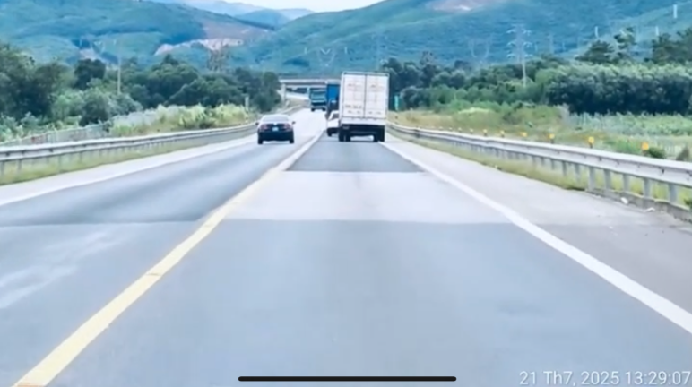 Hình ảnh từ camera hành trình ghi lại cảnh tài xế điều khiển phương tiện vượt ẩu trên cao tốc