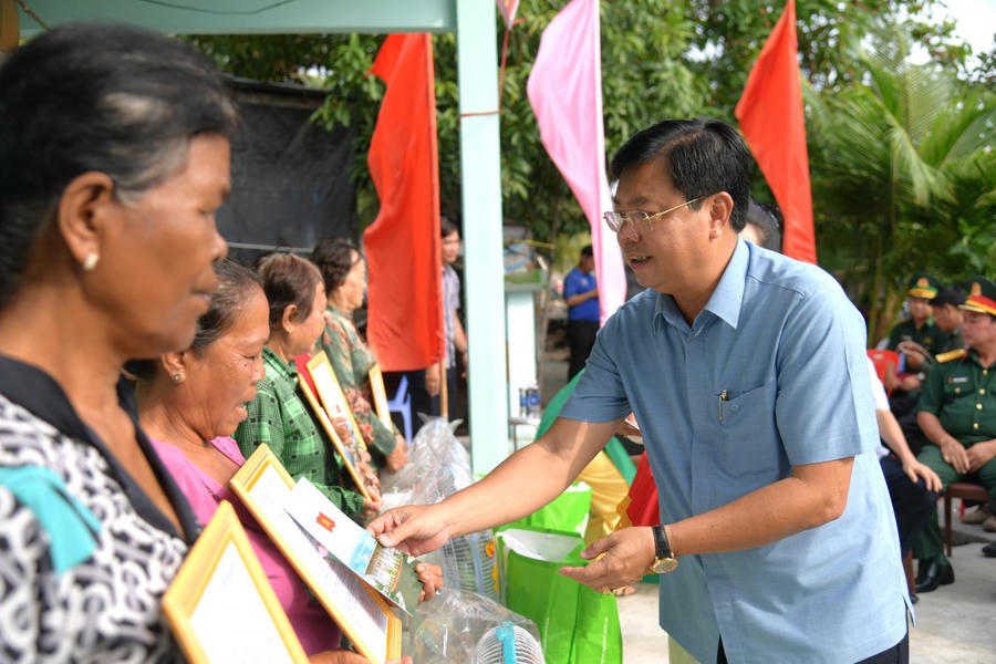 Bí thư Tỉnh ủy Kiên Giang Nguyễn Tiến Hải trao tặng quà cho người dân tại lễ bàn giao nhà đại đoàn kết trong chương trình “Xóa nhà tạm, nhà dột nát”