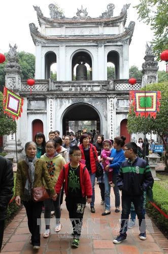 Rất đông du khách đổ về Văn Miếu - Quốc Tử Giám những ngày đầu Xuân này. Ảnh: TTXVN