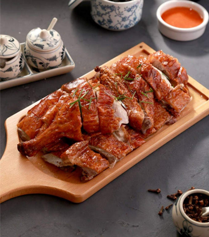 Dịch vụ chu đáo, tận tình, nhanh nhẹn, nhà hàng có bãi đỗ xe miễn phí cho khách.
