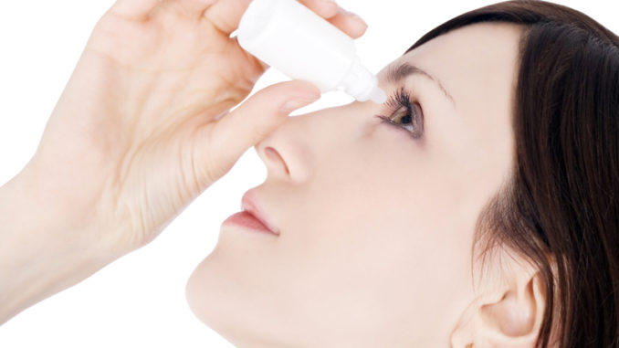 Những trường hợp nghi ngờ mắc bệnh đau mắt đỏ cần phải đến cơ sở y tế để được khám, tư vấn và điều trị. Tuyệt đối không đắp các loại lá vào mắt như là trầu, lá dâu... Ảnh: minh họa