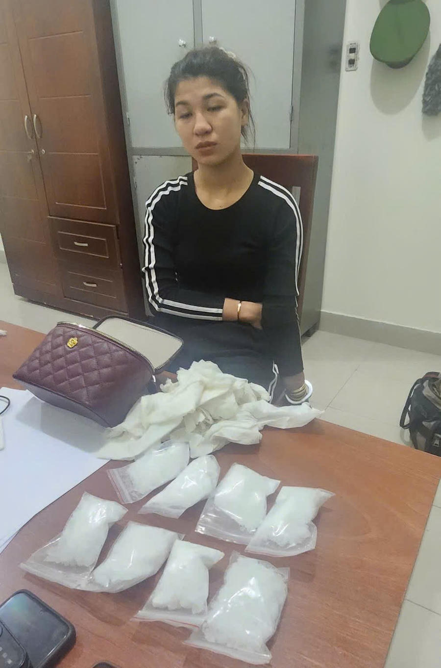 Đối tượng Nguyễn Thị Hương bị bắt giữ cùng số lượng lớn ma túy. Ảnh: K.P