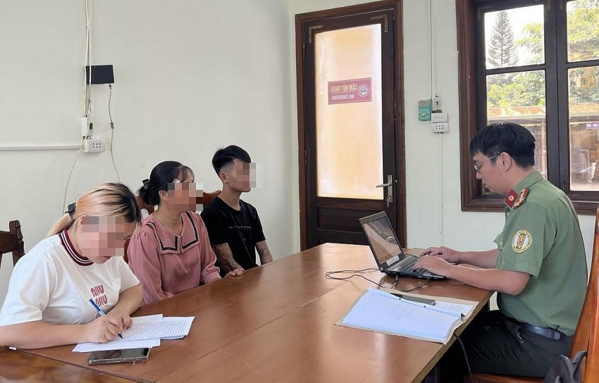 Công an tỉnh Tuyên Quang đã giúp cháu S trở về Việt Nam an toàn. (Ảnh: Công an Tuyên Quang).