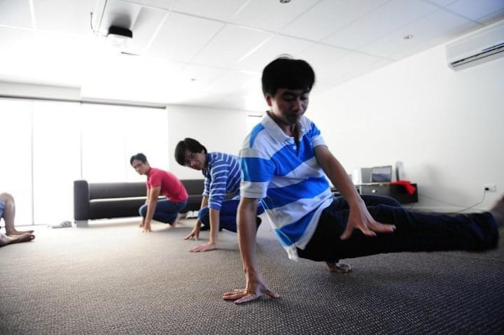 Anh Trần Quốc Duy tích cực hướng dẫn du học sinh Việt tập luyện các tiết mục văn nghệ phục vụ một sự kiện quảng bá văn hóa Việt tại Úc