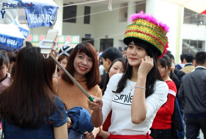 Giới trẻ bị hấp dẫn bởi trang phục đặc sắc của dân tộc Mông. (Ảnh: Đức Biên)