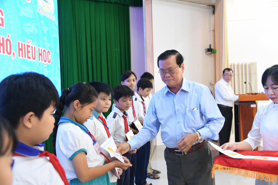 Chủ tịch Hội Khuyến học tỉnh Kiên Giang Nguyễn Văn Tân trao học bổng cho các em học sinh nghèo, hiếu học năm 2025