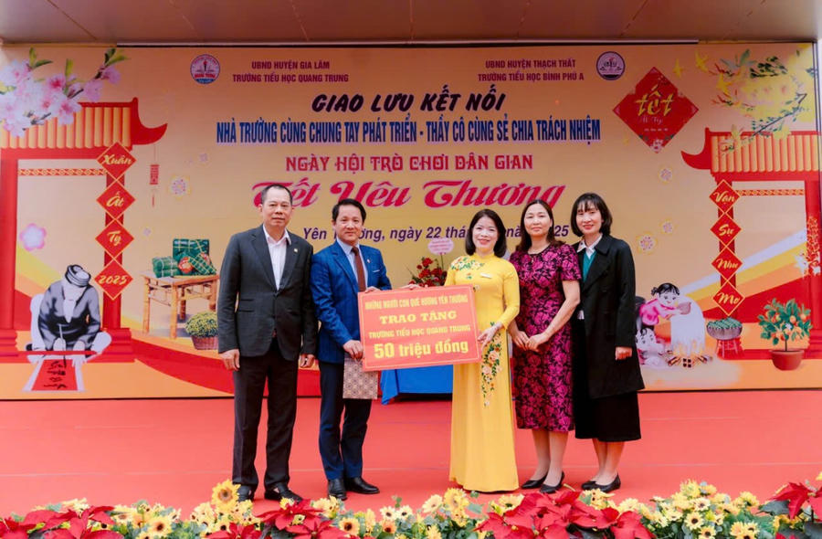 Ông Nguyễn Quang Đặng - Huyện uỷ viên, Trưởng phòng Nội vụ huyện Đông Anh, đại diện cho những người con quê hương Yên Thường đã trao thêm 50 triệu đồng quỹ Tài năng trẻ