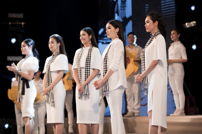 Hồ Ngọc H&agrave;, Ho&agrave;ng Th&ugrave;y Linh khiến sinh vi&ecirc;n đứng ngồi kh&ocirc;ng y&ecirc;n
