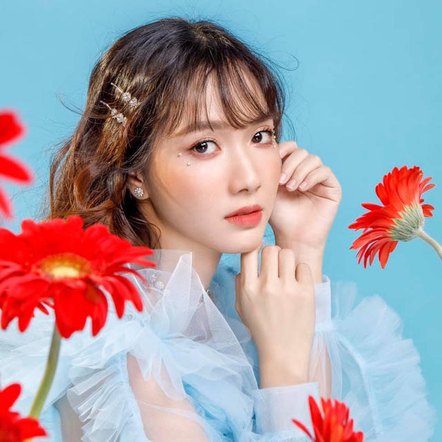 Jang Mi tên thật là Bùi Bảo Trang (sinh năm 1996), cô được khán giả ưu ái đặt biệt danh “Thánh nữ Bolero”. Cô nàng là một ca sĩ trẻ hiếm hoi được khán giả biết đến và yêu thích bởi giọng hát ngọt ngào khi hát dòng nhạc bolero.