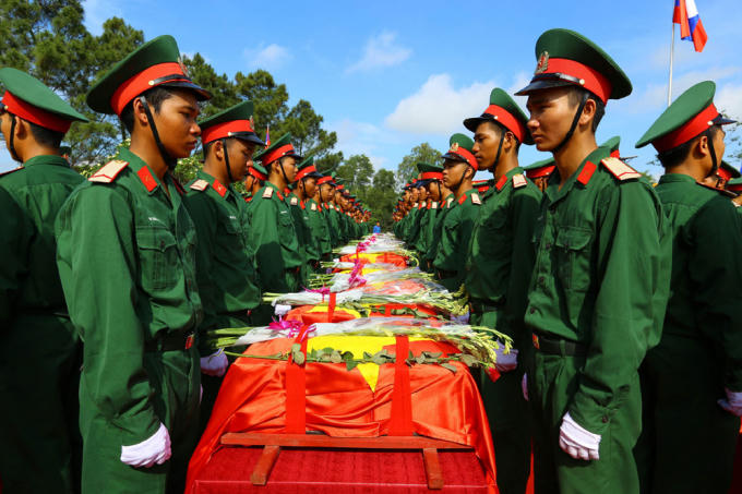 Lễ an t&aacute;ng hơn 100 h&agrave;i cốt liệt sĩ hy sinh ở nước bạn L&agrave;o, tại Nghệ An, ng&agrave;y 12/5/2017.