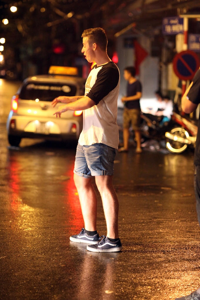 Hoặc diễn trò giữa đường như thế này...