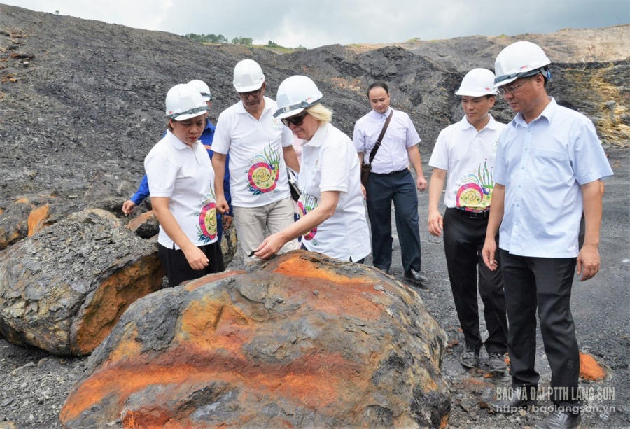 Đoàn chuyên gia UNESCO khảo sát tại Trũng Na Dương, huyện Lộc Bình, địa điểm nằm trong khu vực Công viên địa chất Toàn cầu UNESCO Lạng Sơn (Ảnh: Báo Lạng Sơn).