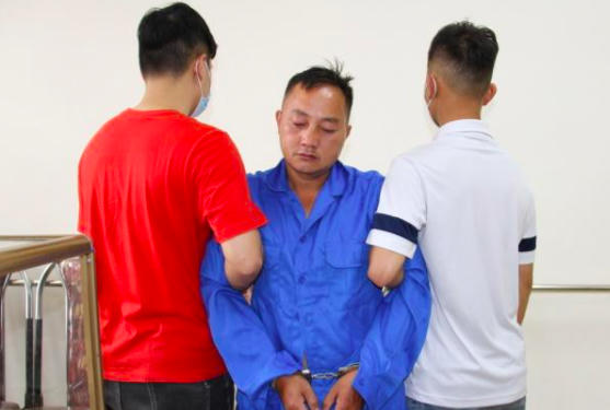 Đối tượng Hàn A Sẻng áo xanh tại thời điểm bị bắt giữ.