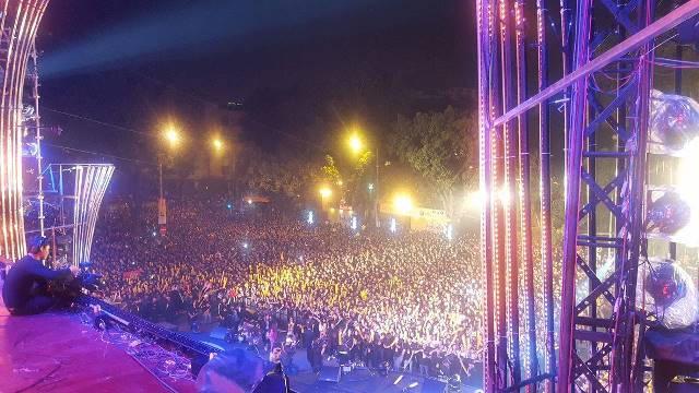 Hàng vạn người đổ về sân khấu trung tâm để chứng kiến những tiết mục biểu diễn và chở đón thời khắc chuyển giao sang năm mới.