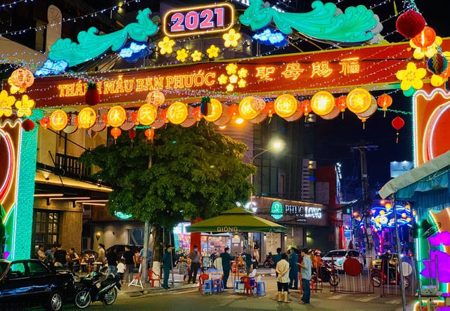 Tối 26/2, cổng dẫn vào chùa Bà vẫn rực rỡ đèn hoa.