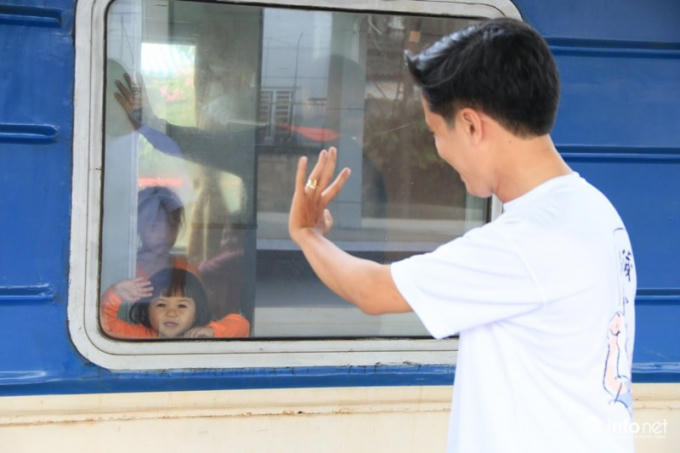 V&igrave; l&yacute; do c&ocirc;ng việc n&ecirc;n anh Trung ( Thanh H&oacute;a) kh&ocirc;ng thể về c&ugrave;ng vợ con.