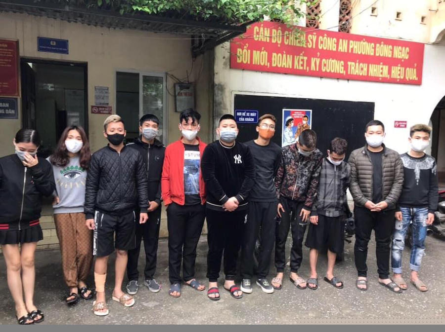 Nhóm nam - nữ thanh niên tụ tập  sử dụng cần sa trái phép bị cơ quan công an bắt giữ. Ảnh cơ quan Công an cung cấp.