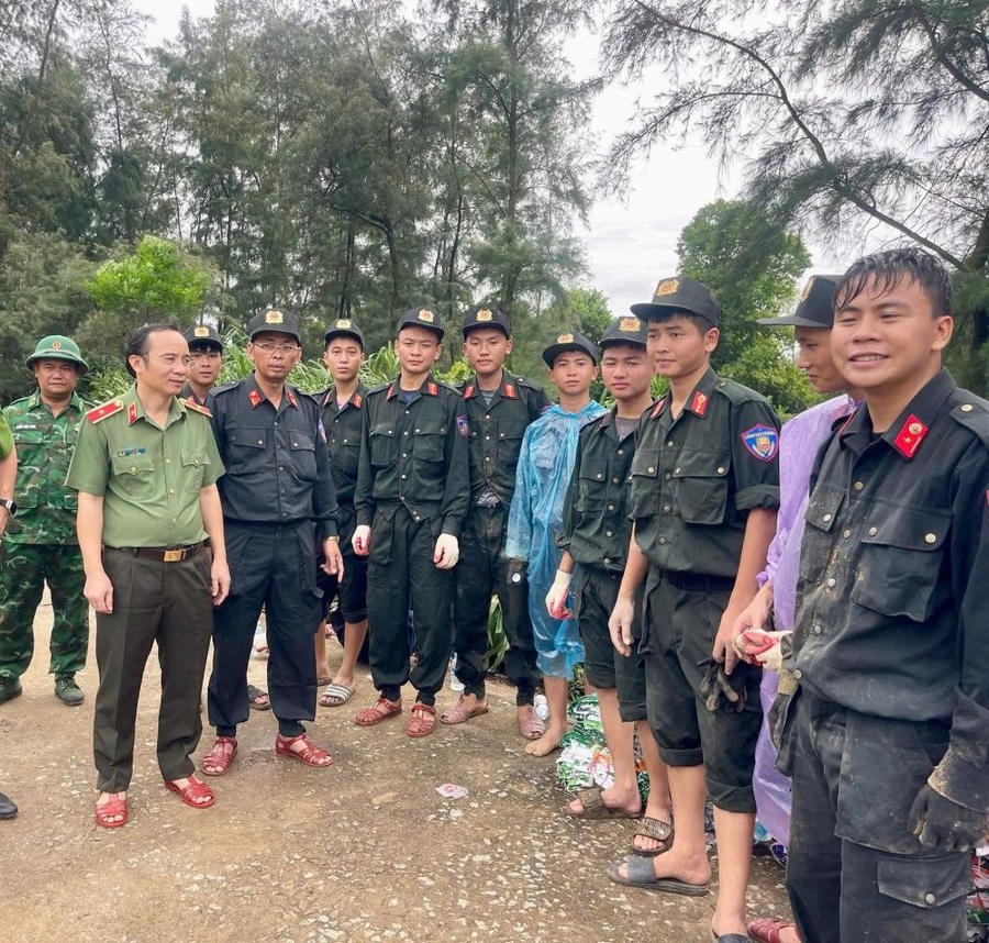 Giám đốc Công an tỉnh Hà Tĩnh trực tiếp chỉ đạo hỗ trợ người dân chống bão.