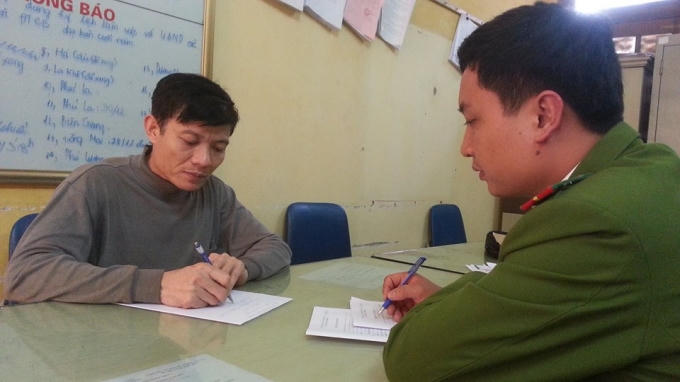 &ldquo;Đột nhập&rdquo; cửa h&agrave;ng tạp h&oacute;a thu giữ h&agrave;ng ngh&igrave;n bao thuốc l&aacute; lậu