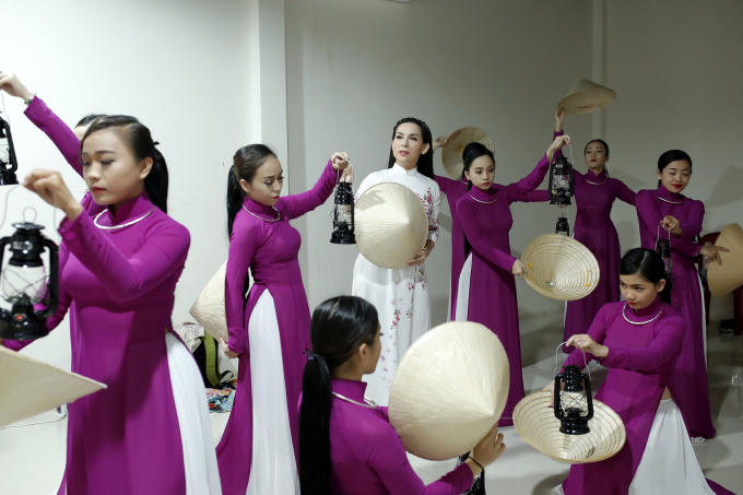 Phi Nhung lần đầu kể chuyện nhận nuôi 21 đứa con