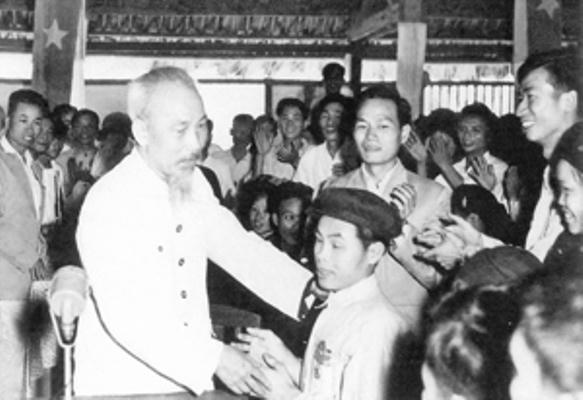 Bác Hồ thăm hỏi các chiến sỹ thi đua đã có nhiều thành tích đóng góp.