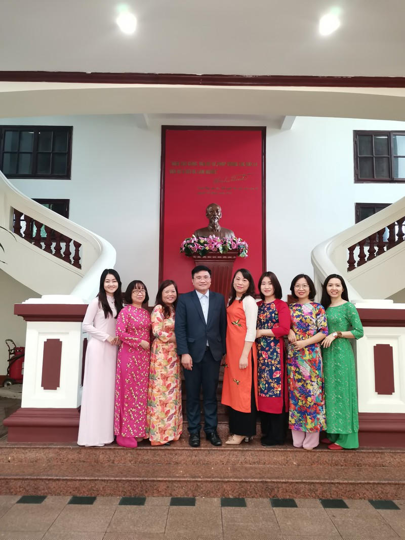 Viện trưởng Viện Khoa học pháp lý Nguyễn Văn Cương chụp ảnh với chị em đơn vị