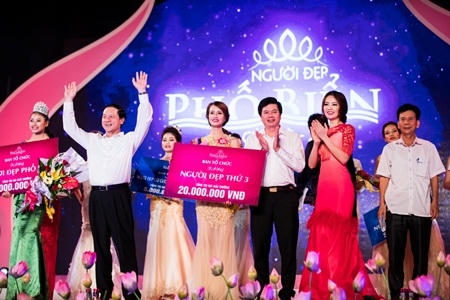 Thuỵ V&acirc;n hở kh&eacute;o v&ograve;ng 1 đầy đặn với v&aacute;y xuy&ecirc;n thấu