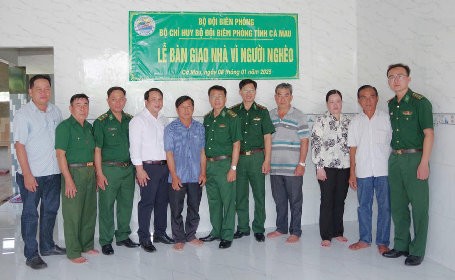 Niềm vui của ông Hiểm khi nhận được căn nhà mới để an cư, lạc nghiệp.