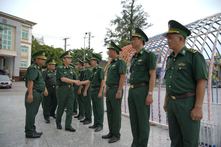Thiếu tướng Hoàng Hữu Chiến, Phó Tư lệnh, Tham mưu trưởng Bộ đội Biên phòng, Ủy viên Ban Chỉ đạo Bộ Quốc phòng về phòng, chống khai thác IUU trưởng đoàn kiểm tra, thăm và làm việc với ban chỉ huy Biên phòng cửa khẩu cảng Dương Đông.