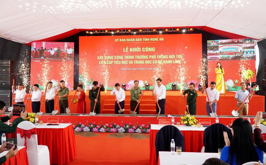 Nghi thức khởi công tại điểm cầu Trường phổ thông nội trú liên cấp TH&THCS Hạnh Lâm.