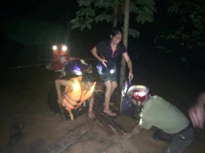 Lực lượng công an, quân đội,PCCC trắng đêm đưa dân ra khỏi vùng nguy hiểm tại huyện Con Cuông, Nghệ An.