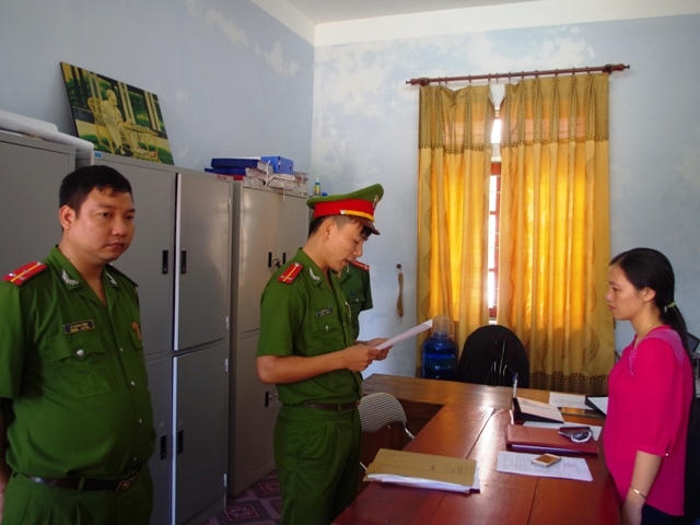 Cơ quan công an công bố lệnh khởi tố đối với  Lê Thị Hồng Vân.