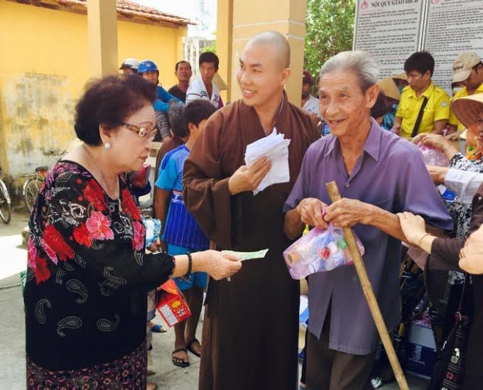 Khám bệnh, phát thuốc tại Tiền Giang.