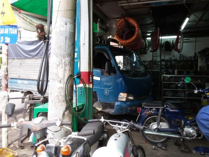 Chiếc xe trai tự tr&ocirc;i lao v&agrave;o tiệm sửa xe.