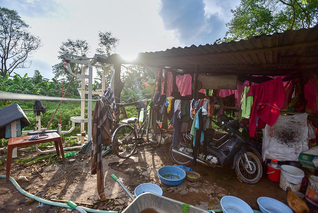 Một phần ngôi nhà ở bãi giữa nơi gia đình Lương sinh sống. Cuộc sống có phần đảo lộn khi hơn một tháng nay liên tục có mưa, nước sông dâng cao.